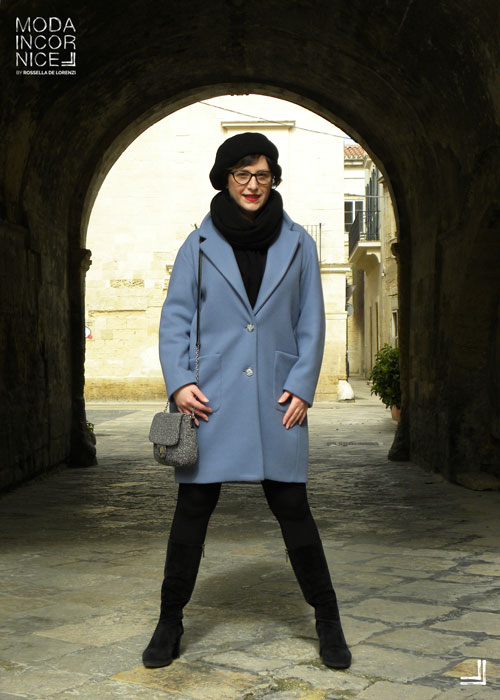 Look cappotto azzurro cappello nero